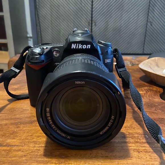 Nikon D90 DSLR camera with 18 - 140 mm  VR zoom lens - Picture 3 of 7